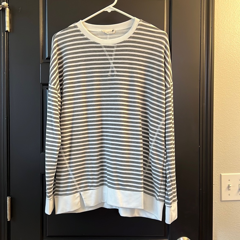 *worn once* Long sleeve, light sweatshirt.